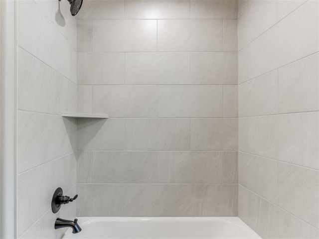 bathroom with tiled shower / bath combo