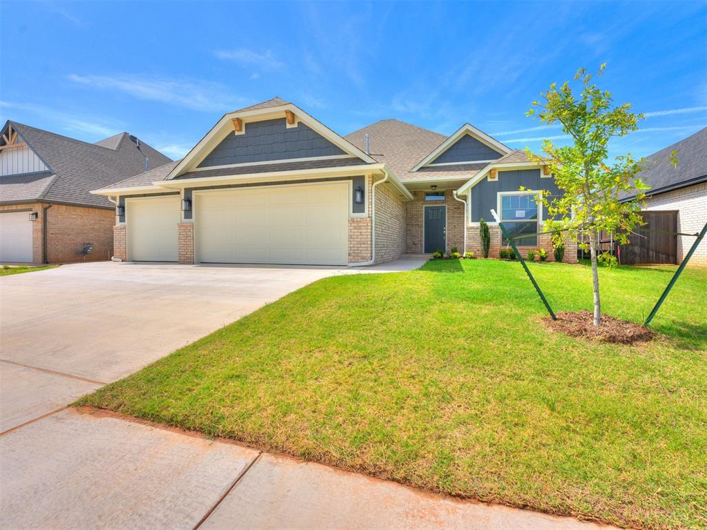 view of front of home featuring a front yard and a garage