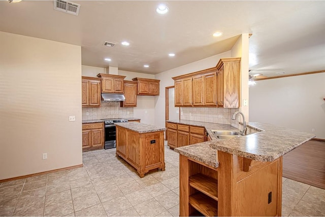 kitchen featuring backsplash, electric stove, a kitchen island, kitchen peninsula, and a breakfast bar area