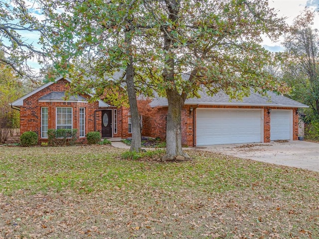 view of front of home featuring a garage and a front yard