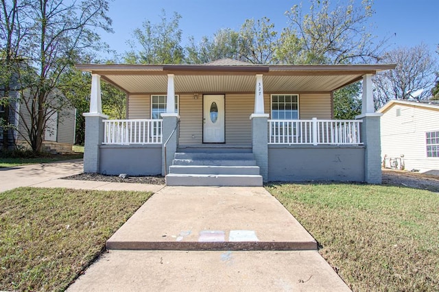 bungalow-style home featuring a front lawn and a porch