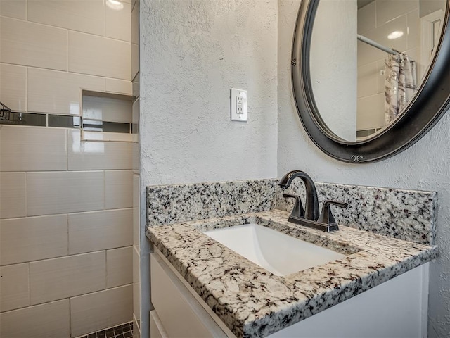 bathroom featuring a shower with curtain and vanity