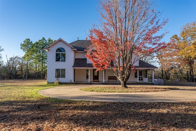 view of front of property featuring a porch and a front yard