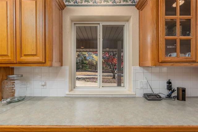 kitchen with decorative backsplash