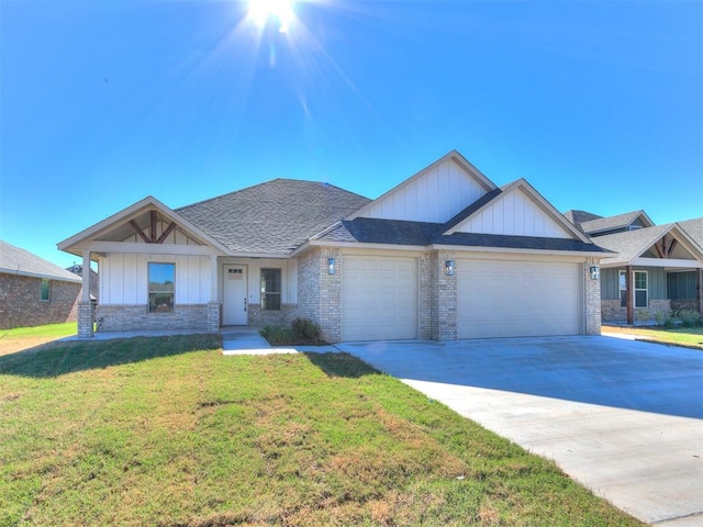 craftsman house featuring a front lawn and a garage