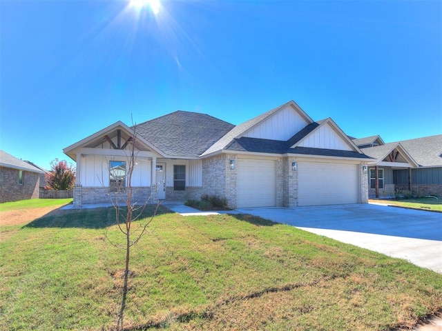 view of front facade featuring a front yard and a garage