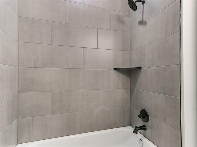 bathroom with tiled shower / bath