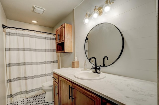 bathroom with a shower with shower curtain, vanity, and toilet