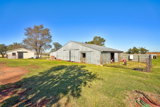 view of yard featuring an outdoor structure