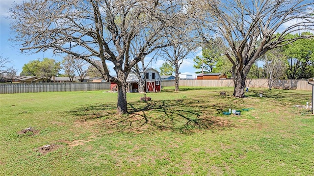 view of yard featuring an outdoor structure