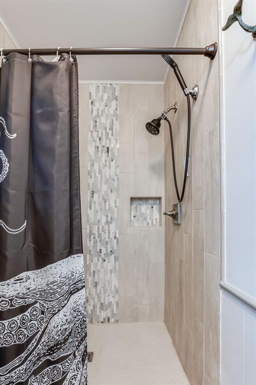 bathroom featuring a shower with shower curtain