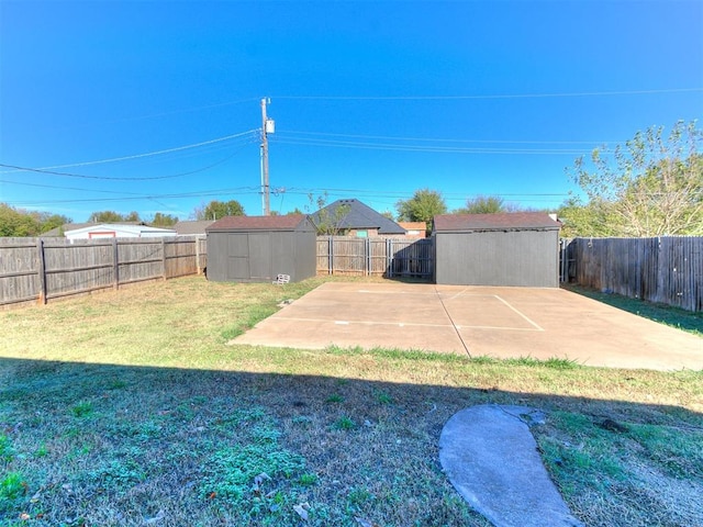 view of yard with a storage unit