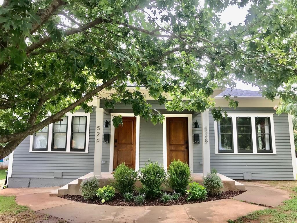 view of front of home featuring a porch