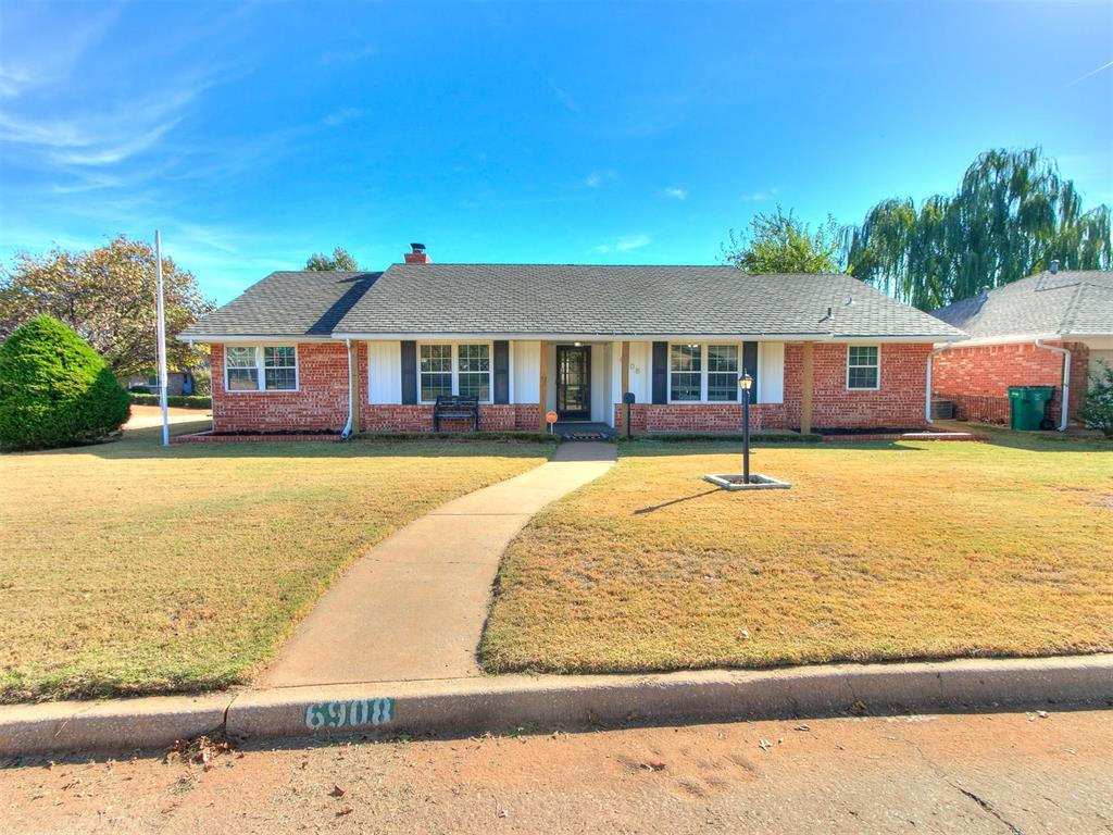 ranch-style home featuring a front yard and covered porch