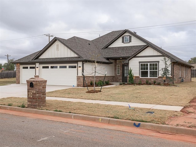 craftsman house featuring a front lawn and a garage