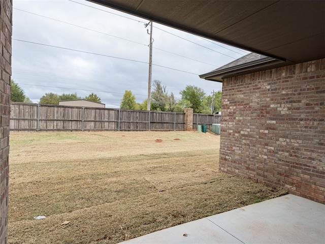 view of yard featuring a patio