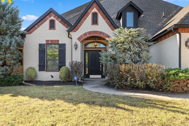 view of front of home featuring a front yard