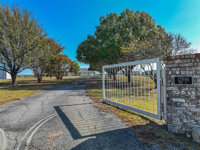 view of gate featuring a lawn