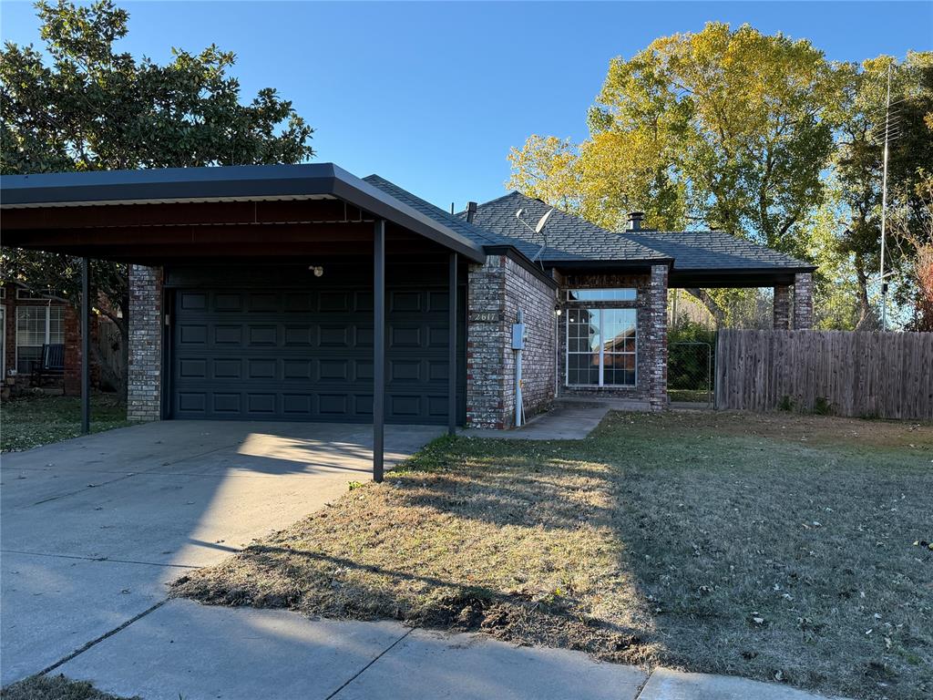 view of front of house featuring a front yard and a carport