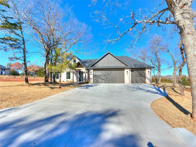 view of front facade featuring a garage