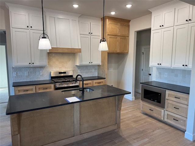 2800 Juneberry Ln, Newcastle, OK 73065 - kitchen featuring a sink, light wood-style flooring, stainless steel appliances, and dark countertops