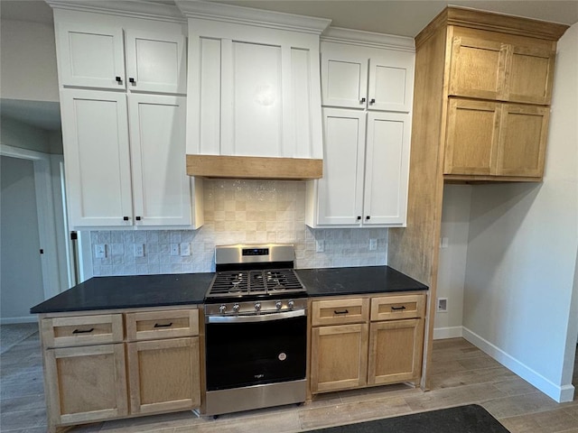 2800 Juneberry Ln, Newcastle, OK 73065 - kitchen featuring light wood finished floors, tasteful backsplash, gas range, baseboards, and dark countertops