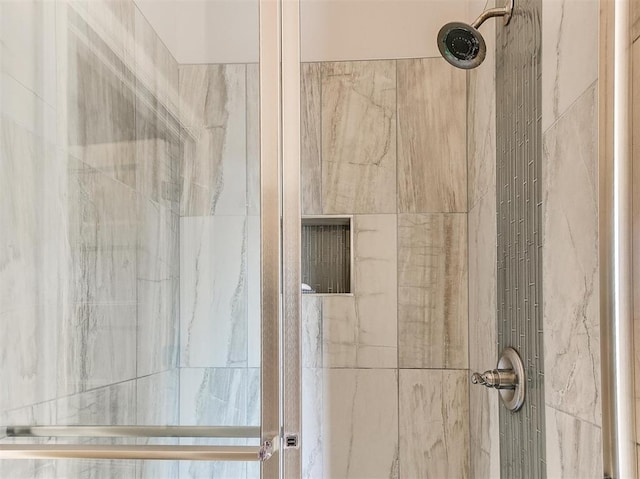 bathroom featuring tiled shower