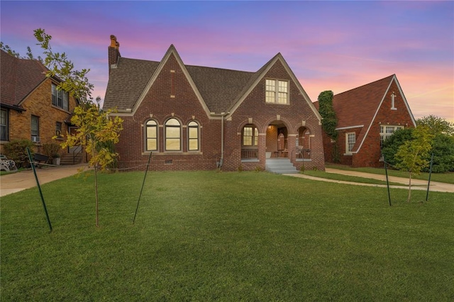 view of front facade with a lawn