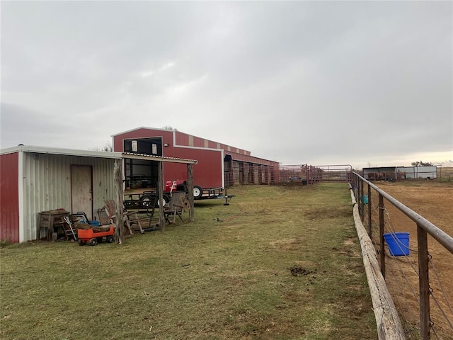 view of yard featuring an outbuilding