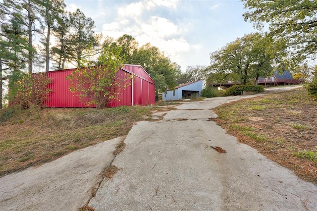 view of yard with an outbuilding