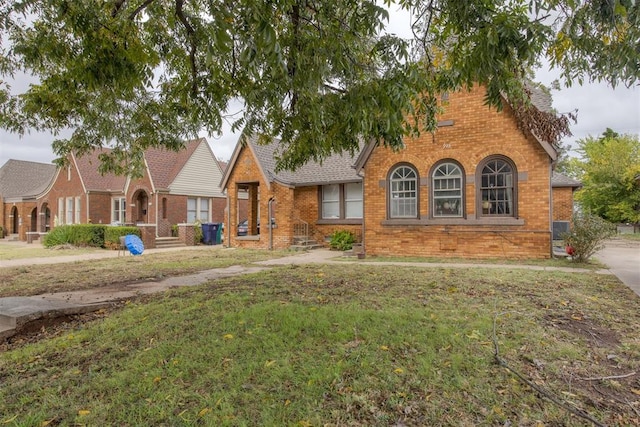 view of front facade with a front lawn