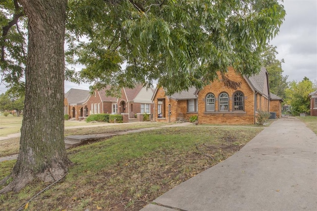 view of front of house featuring a front yard