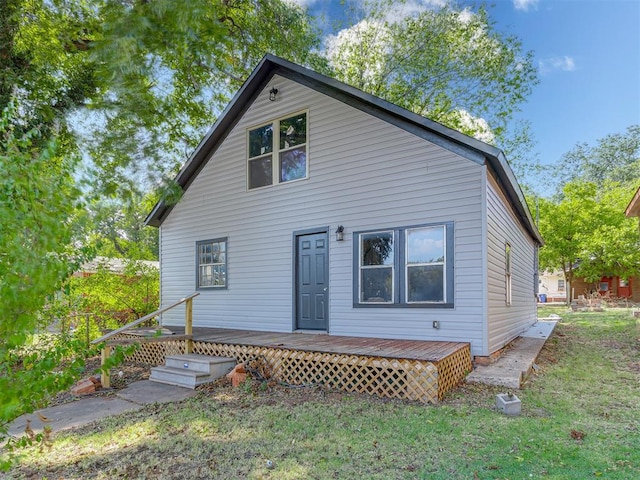 view of front of home featuring a wooden deck and a front yard