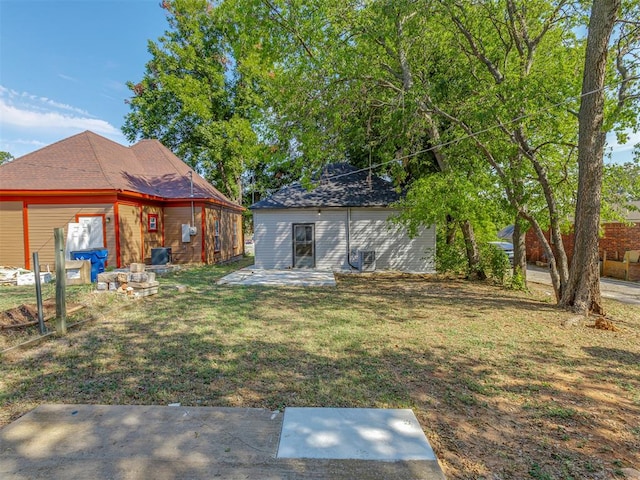 view of yard featuring an outbuilding