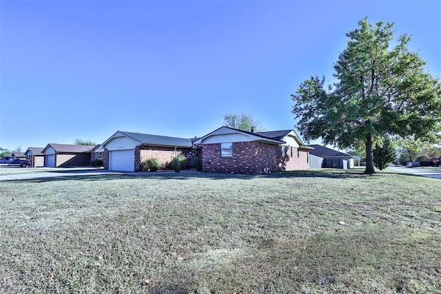 view of front of house featuring a garage and a front yard