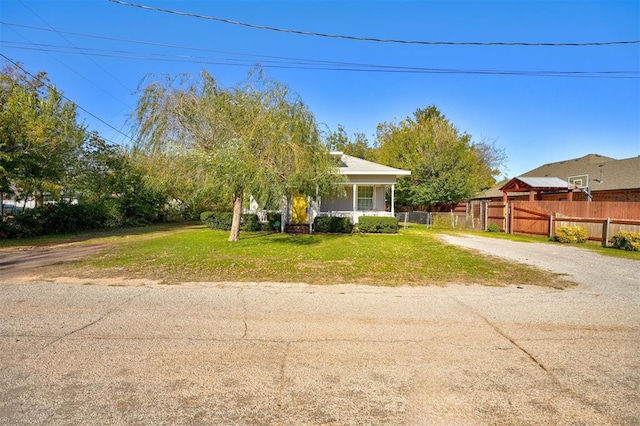 view of front of property featuring covered porch and a front yard