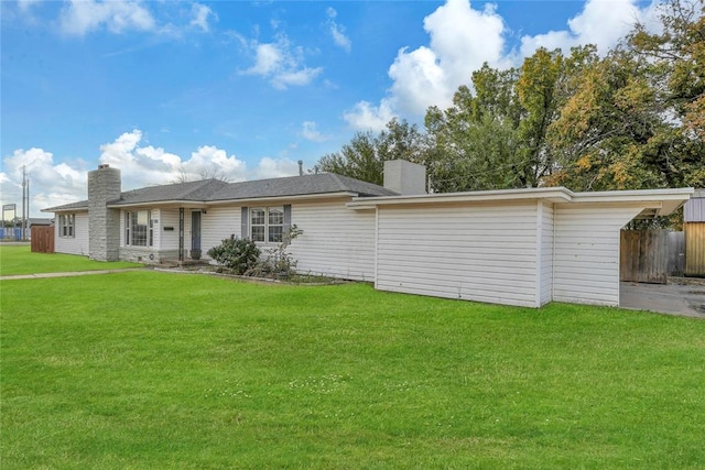 single story home with a front lawn