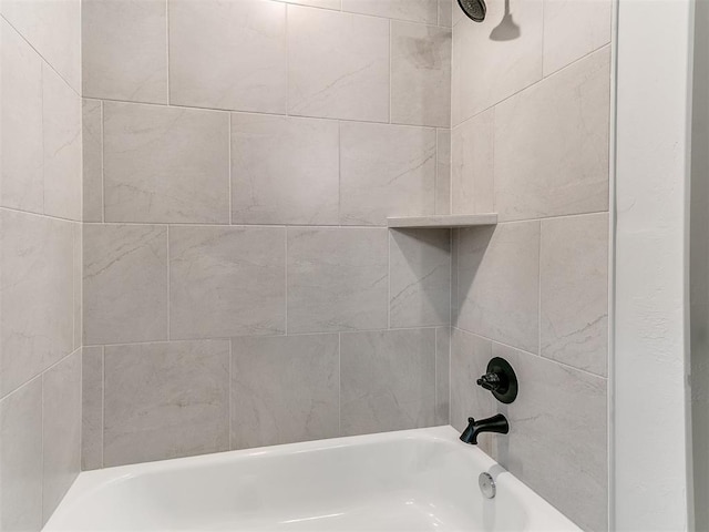 bathroom with tiled shower / bath combo