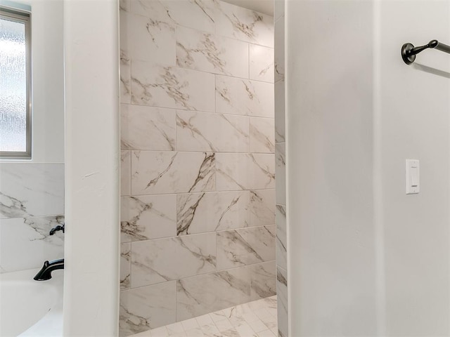 bathroom featuring a tile shower