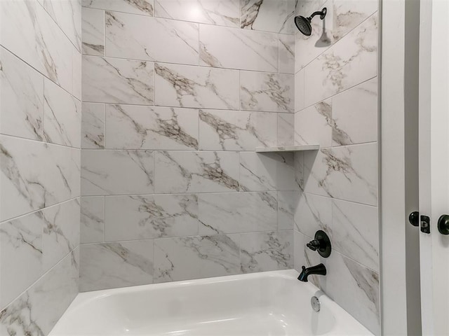 bathroom featuring tiled shower / bath