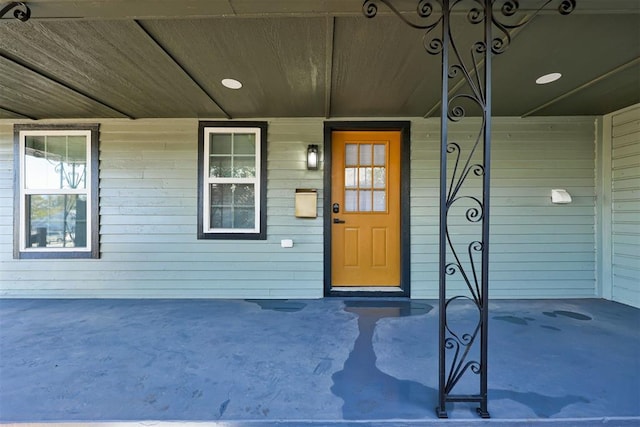 entrance to property featuring covered porch