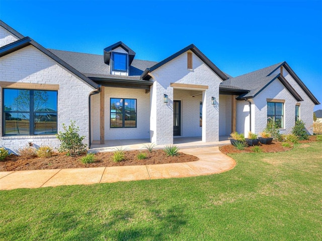 view of front of home featuring a front yard