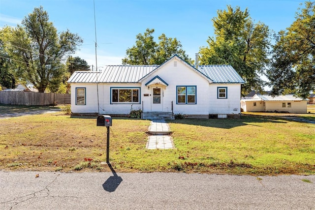 modern inspired farmhouse featuring a front yard