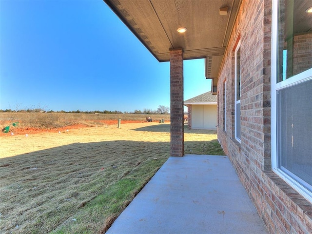 view of yard featuring a patio