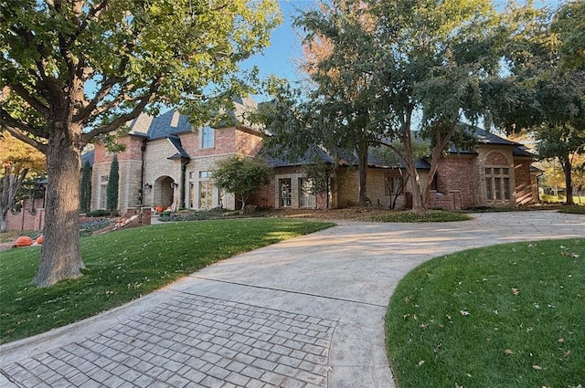 view of front facade with a front lawn