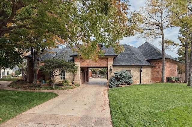 view of front facade featuring a front yard and a carport