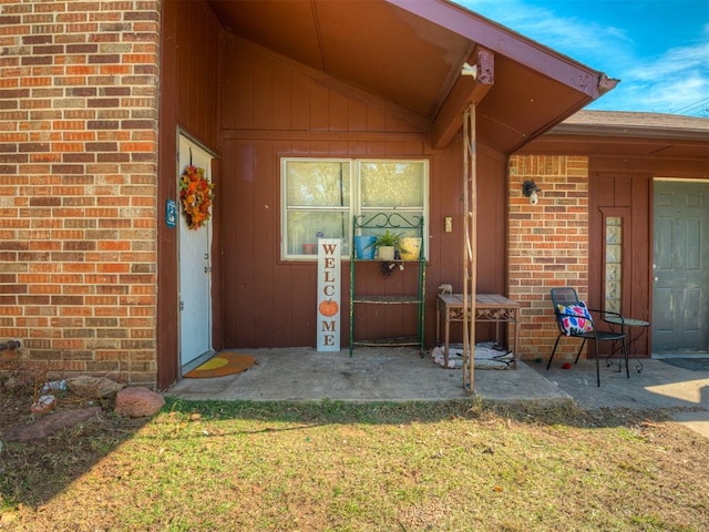 property entrance featuring a yard