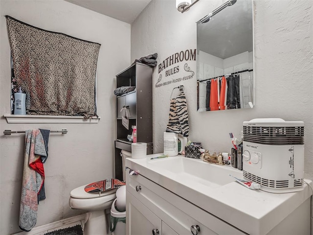 bathroom featuring a shower with curtain, vanity, and toilet