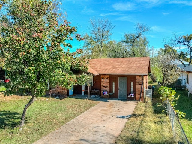 view of front of property featuring a front yard