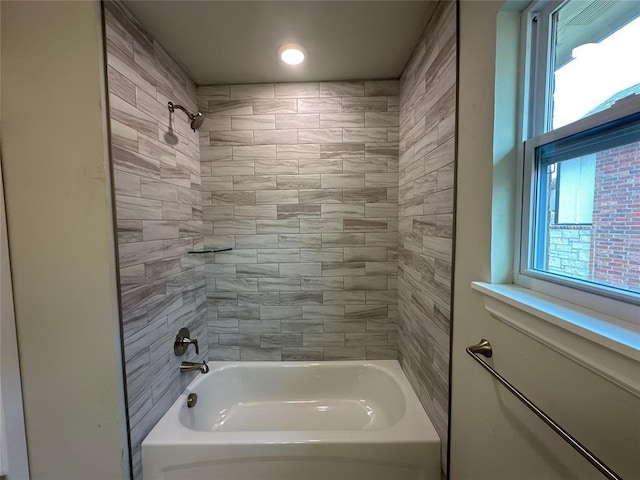 bathroom with tiled shower / bath